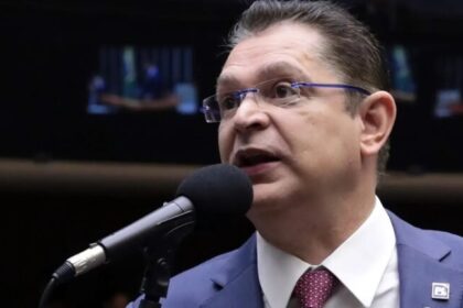 Sóstenes afirma que PEC contra escala 6x1 contém erros e propõe pagamento por hora 6 ocrente 1770746717