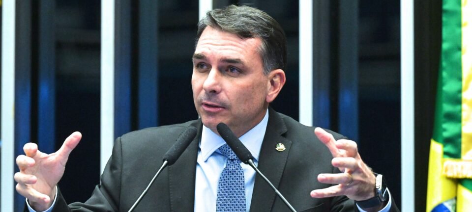 Flávio Bolsonaro defende corte amplo de impostos e gastos públicos em artigo 2 ocrente 1770766463