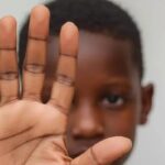 Menino de 5 anos sofre agressões em duas escolas após pais declararem fé cristã 5 ocrente 1770813264