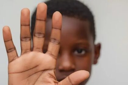 Menino de 5 anos sofre agressões em duas escolas após pais declararem fé cristã 8 ocrente 1770813264