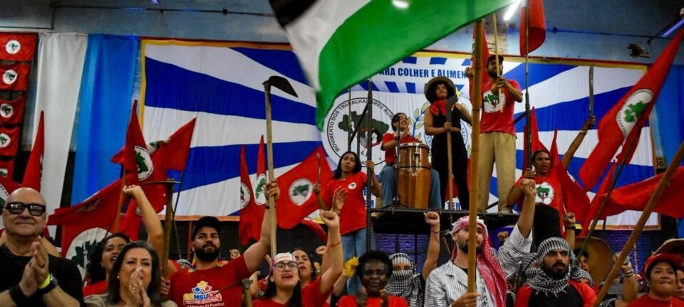 Ministra das Mulheres e parlamentares aliados de Lula participam de desfile em homenagem ao MST 2 ocrente 1770826789