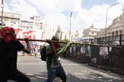 Confronto em Buenos Aires durante protesto contra reforma trabalhista de Milei deixa policiais feridos 4 ocrente 1770841153