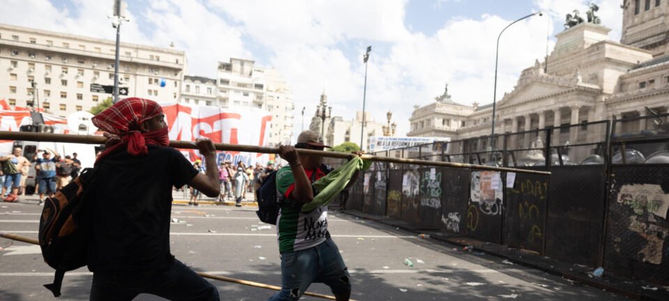 Confronto em Buenos Aires durante protesto contra reforma trabalhista de Milei deixa policiais feridos 2 ocrente 1770841153