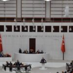 Briga com socos marca posse do novo ministro da Justiça no Parlamento turco 4 ocrente 1770872665