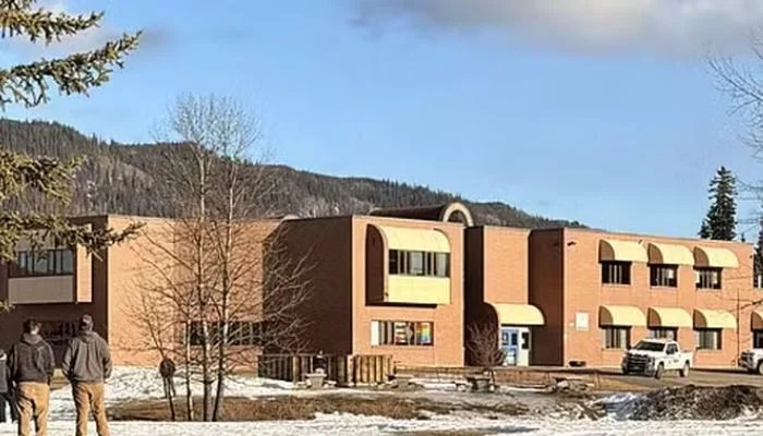 Ataque em escola na Colúmbia Britânica termina com 10 mortos e mais de 25 feridos 2 ocrente 1770891584