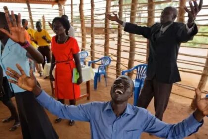 Pastores ficam feridos após ataque de extremistas muçulmanos no leste de Uganda 10 ocrente 1770896058