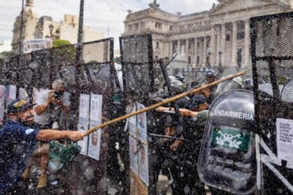 Milei leva à Justiça denúncia de terrorismo contra detidos em protesto trabalhista 2 ocrente 1771040975