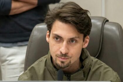 Renan Bolsonaro visita pai na Papuda e afirma que ex-presidente “projeta o futuro” 8 ocrente 1771103957