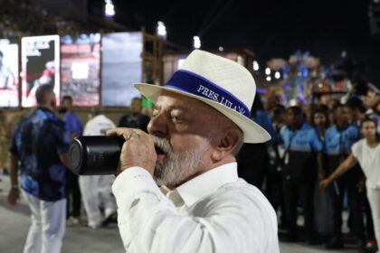 Desfile da Acadêmicos de Niterói exalta Lula por 79 minutos e ironiza Bolsonaro na Sapucaí 16 ocrente 1771221859