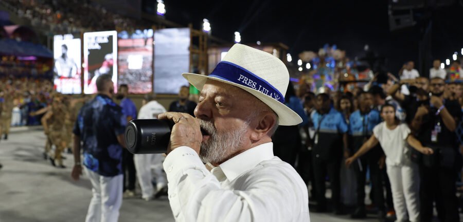 Desfile da Acadêmicos de Niterói exalta Lula por 79 minutos e ironiza Bolsonaro na Sapucaí 2 ocrente 1771221859