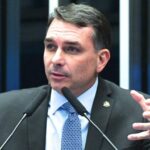 Flávio Bolsonaro anuncia ação no TSE contra alegoria de “famílias em conserva” na Sapucaí 5 ocrente 1771285787