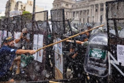 Centrais de transporte aderem a greve geral convocada pela CGT contra reforma trabalhista de Milei 8 ocrente 1771287563