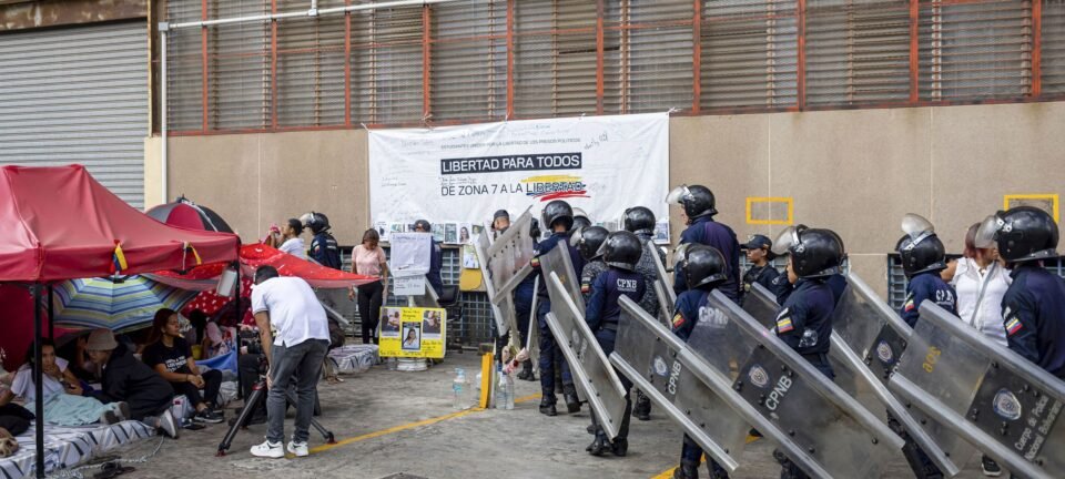 Mesmo após 444 libertações, mais de 600 presos políticos seguem detidos na Venezuela, aponta ONG 2 ocrente 1771295669