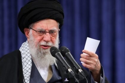 Khamenei ameaça afundar porta-aviões dos EUA em meio a negociações nucleares 18 ocrente 1771347868
