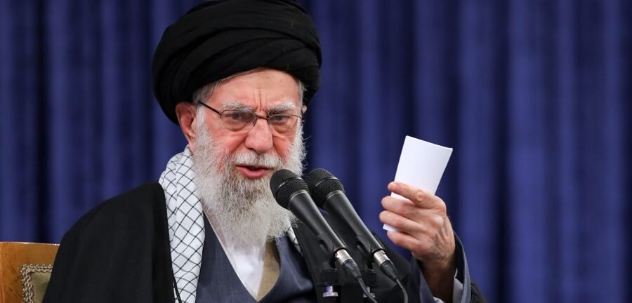 Khamenei ameaça afundar porta-aviões dos EUA em meio a negociações nucleares 2 ocrente 1771347868