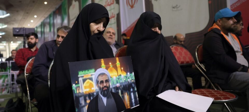 Justiça iraniana acusa políticos reformistas de “propaganda contra o sistema” 2 ocrente 1771384787