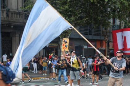 Greve geral fecha transportes na Argentina e pode custar US$ 575 milhões 18 ocrente 1771524258