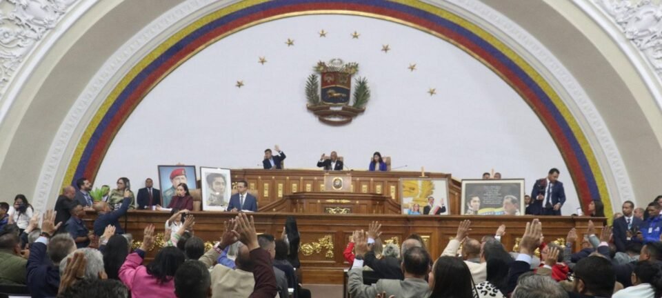 Assembleia Nacional da Venezuela aprova anistia que pode libertar centenas de presos políticos 2 ocrente 1771552159