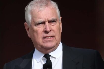Ex-príncipe Andrew é solto após 11 horas detido; polícia mantém buscas em mansão de Berkshire 14 ocrente 1771596273