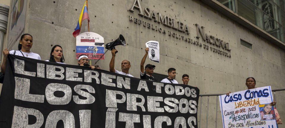 Venezuela solta 379 presos políticos um dia após lei de anistia entrar em vigor 2 ocrente 1771688975