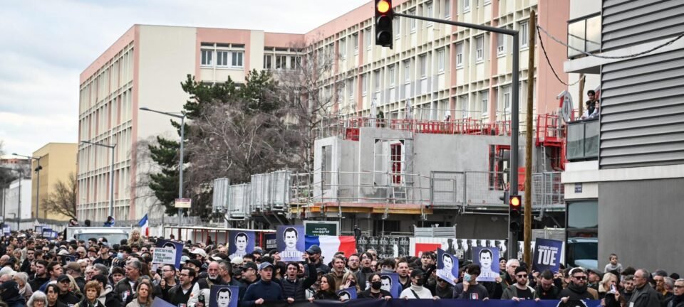 Multidão em Lyon presta homenagem a jovem direitista assassinado; caso provoca repercussão internacional 2 ocrente 1771796962