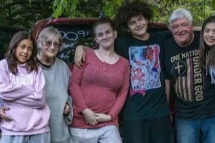 Avô de 71 anos grava a Bíblia inteira em áudio e presenteia netos com pen drives coloridos 6 ocrente 1772150662