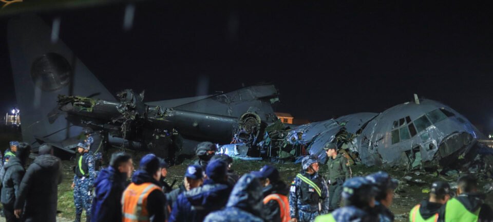 Queda de avião militar em El Alto deixa 15 mortos e seis feridos 2 ocrente 1772248763
