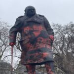 Estátua de Churchill é pichada em Londres; ativista pró-Palestina acaba preso 5 ocrente 1772256869