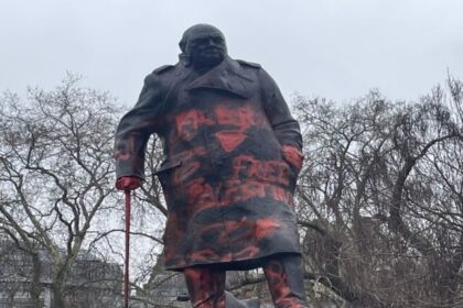 Estátua de Churchill é pichada em Londres; ativista pró-Palestina acaba preso 6 ocrente 1772256869