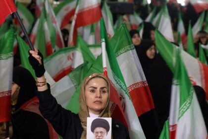 Iranianos saem às ruas em vários países após Trump anunciar morte de Ali Khamenei 16 ocrente 1772329771
