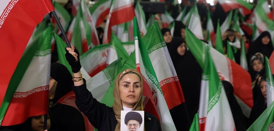 Iranianos saem às ruas em vários países após Trump anunciar morte de Ali Khamenei 2 ocrente 1772329771