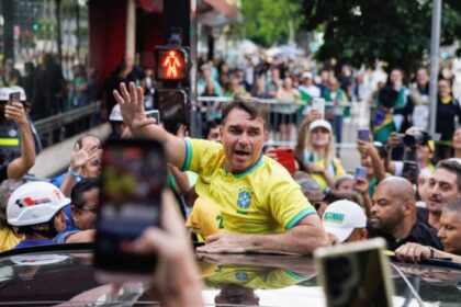 Flávio Bolsonaro defende anistia a condenados de 8 de Janeiro e prevê retorno do pai à Presidência em 2027 18 ocrente 1772404467