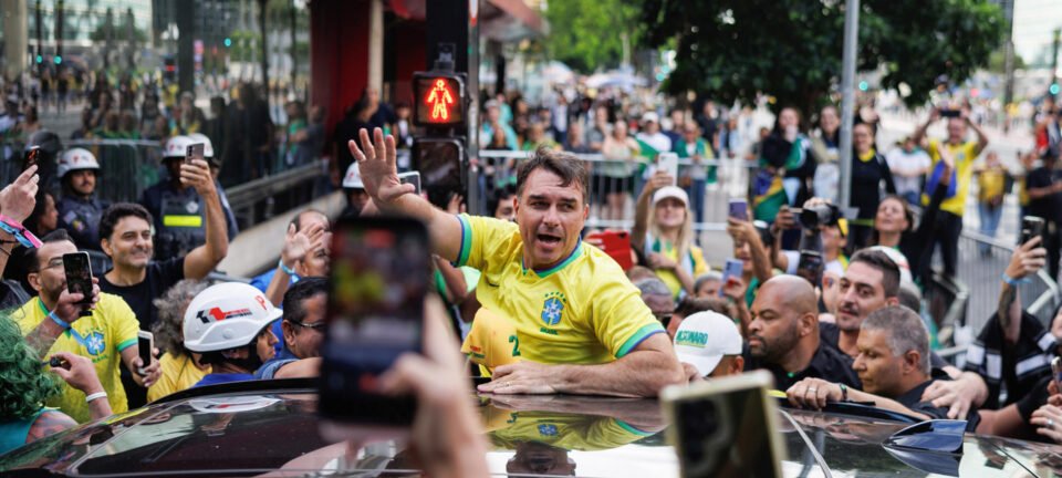 Flávio Bolsonaro defende anistia a condenados de 8 de Janeiro e prevê retorno do pai à Presidência em 2027 2 ocrente 1772404467