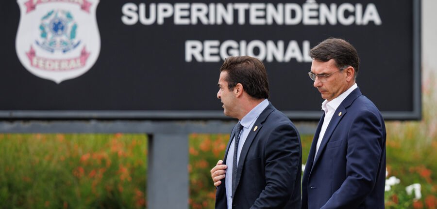 Nomeação de Flávio como advogado libera visitas ilimitadas a Bolsonaro no 19º BPM 2 ocrente 1772512465