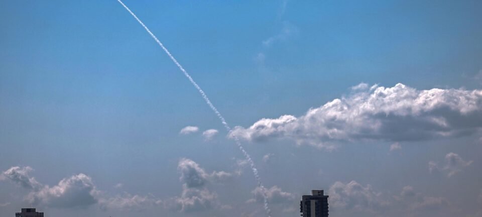 Irã intensifica ataques com drones e ameaça bloquear Estreito de Ormuz para minar EUA e aliados 2 ocrente 1772574581