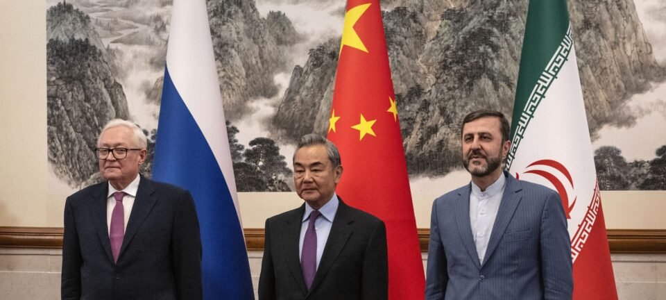 China e Rússia condenam ataques ao Irã, mas evitam compromisso militar com Teerã 2 ocrente 1772582743