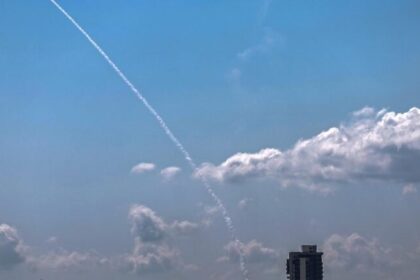 Irã lança ofensiva de drones e ameaça bloqueio do Estreito de Ormuz para desgastar EUA e Israel 16 ocrente 1772598866