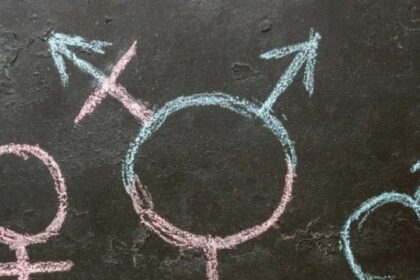 Grupo cristão reage a ministra britânica que defende meninos vestindo vestidos na escola 10 ocrente 1772650193