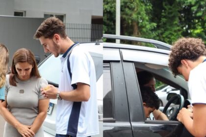 Estudantes de colégio adventista em Maringá oram por pais na saída das aulas 4 ocrente 1772692495