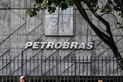 Conflito no Irã fecha Estreito de Ormuz, faz petróleo saltar 22,9% e pressiona combustíveis no Brasil 20 ocrente 1772724041