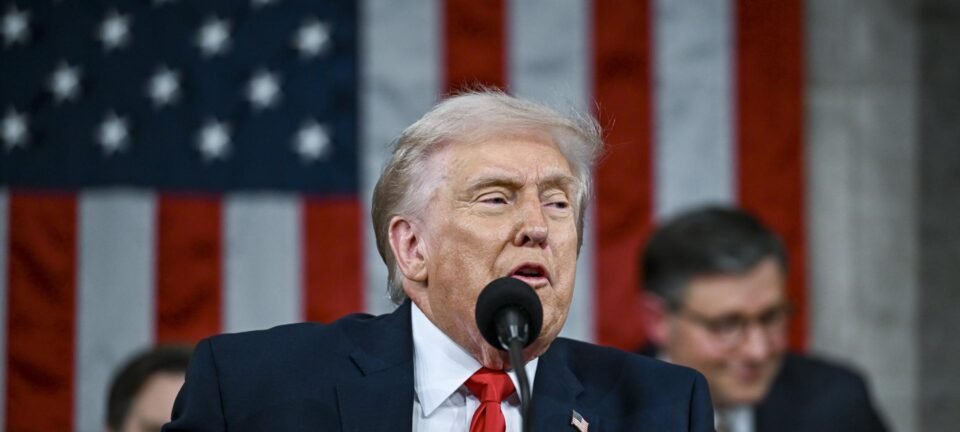 Drone iraniano deixa 32 feridos e paralisa refinaria no Bahrein; Trump diz que preço do petróleo vai recuar 2 ocrente 1773073176