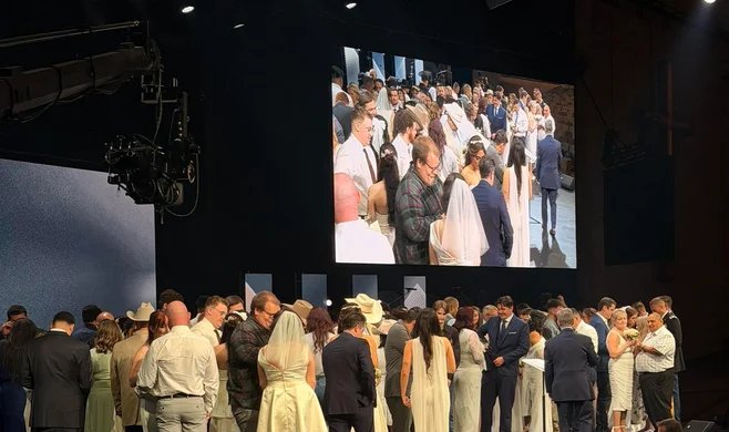 Convite inesperado em culto leva 52 casais a oficializar união em megaigreja do Texas 2 ocrente 1773411595