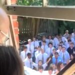 Estudantes se reúnem para cantar louvores a professor com câncer terminal em Nashville 5 ocrente 1773418760