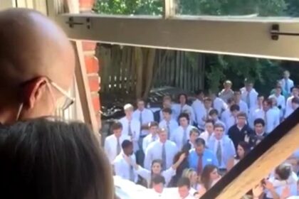 Estudantes se reúnem para cantar louvores a professor com câncer terminal em Nashville 8 ocrente 1773418760