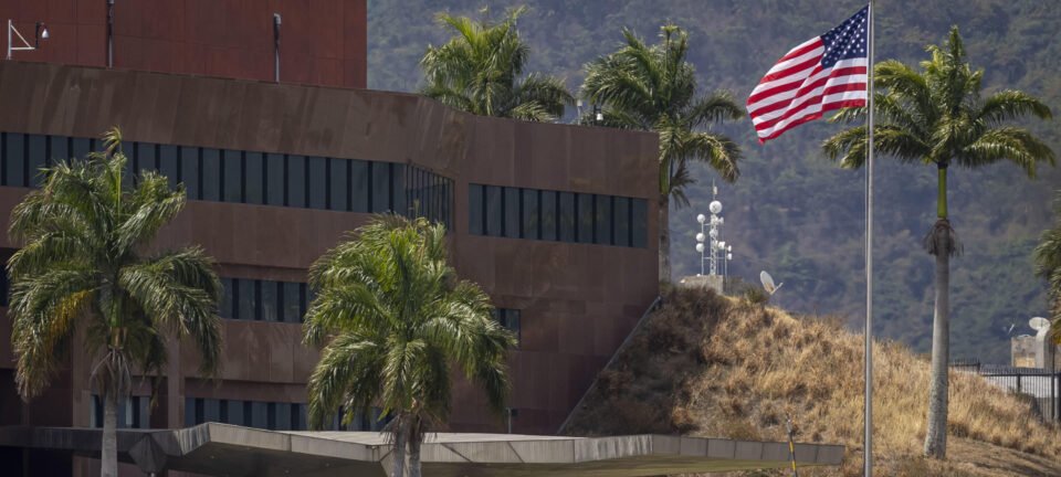 Bandeira dos EUA volta a tremular em Caracas após sete anos, marcando retomada de relações 2 ocrente 1773522260