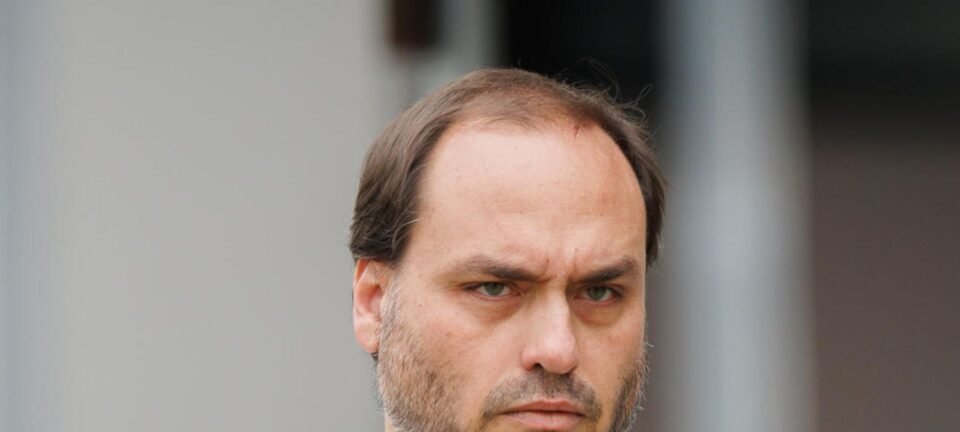 Carlos Bolsonaro afirma que socorro imediato evitou morte do pai após nova pneumonia 2 ocrente 1773621287