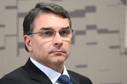 Flávio Bolsonaro pressiona STF por prisão domiciliar de Jair Bolsonaro após nova internação 10 ocrente 1773798575