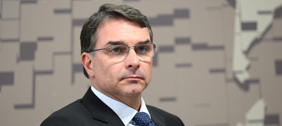 Flávio Bolsonaro pressiona STF por prisão domiciliar de Jair Bolsonaro após nova internação 2 ocrente 1773798575