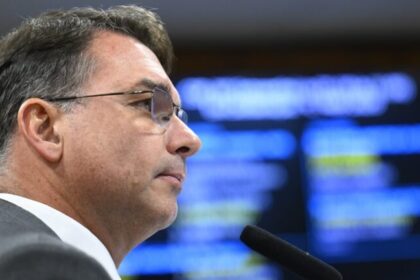 Flávio Bolsonaro parabeniza o pai pelos 71 anos e lamenta restrições de convivência 20 ocrente 1774106369