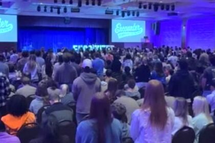 Evento em universidade do Texas reúne multidão e resulta em mais de 500 decisões por Cristo 10 ocrente 1774134275